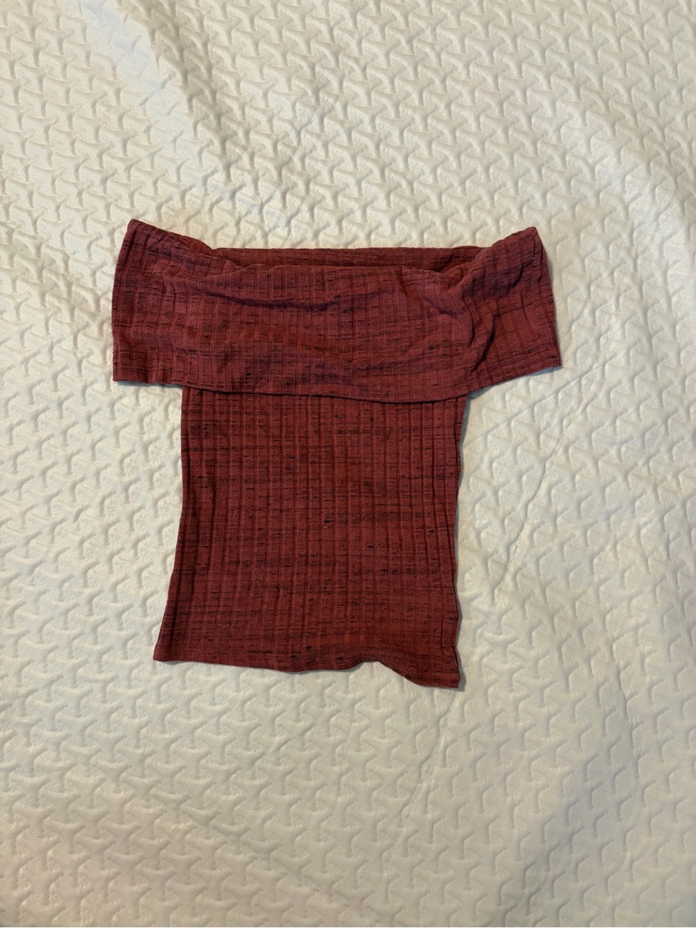 Express Off-Shoulder Ribbed Tank Top in Wine